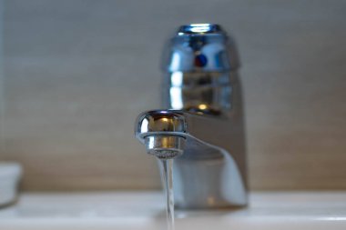 bir musluk lavabo ve waterdrop