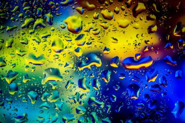 Pencereye bir sürü renk damlası