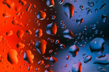 Pencereye bir sürü renk damlası