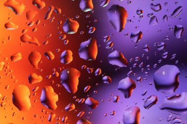 Pencereye bir sürü renk damlası