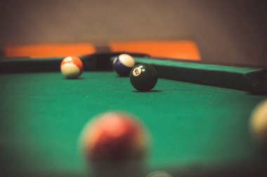Havuzda biliard oynamak