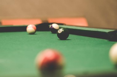 Havuzda biliard oynamak
