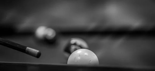 Havuzda Biliard Oynamak — Stok fotoğraf