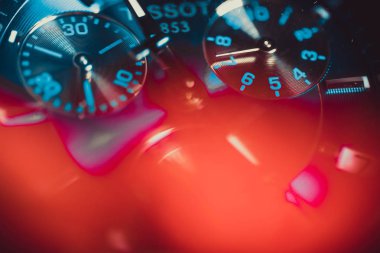 Fantastik ışıklandırmalı lüks saat