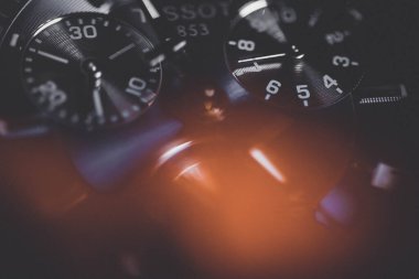 Fantastik ışıklandırmalı lüks saat