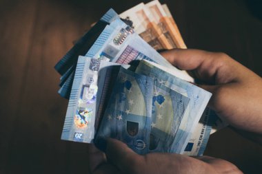 Cüzdanımda para var.