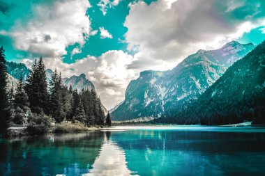 Braies Gölü 'nün muhteşem manzarası