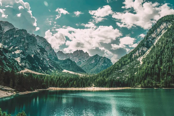 Braies Gölü 'nün muhteşem manzarası