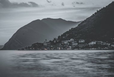 Iseo Gölü 'nün muhteşem manzarası