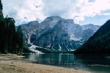 Braies Gölü 'nün panoramik manzarası, İtalya