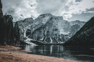 Braies Gölü 'nün panoramik manzarası, İtalya