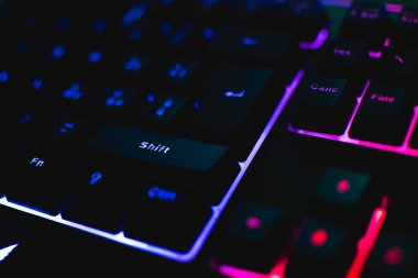 Lens ve fareli mekanik klavye