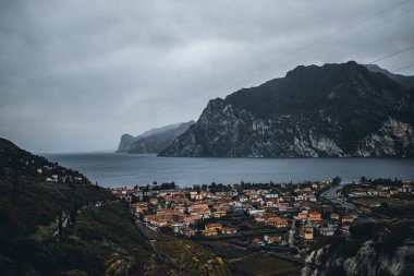 Monte Baldo 'dan Garda Gölü manzarası
