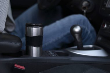 Termo kupa bardak tutucu arabada içinde
