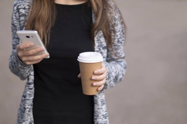 sokakta kahve içme ve seyir telefon bir kız