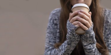 sokakta kahve içme kız