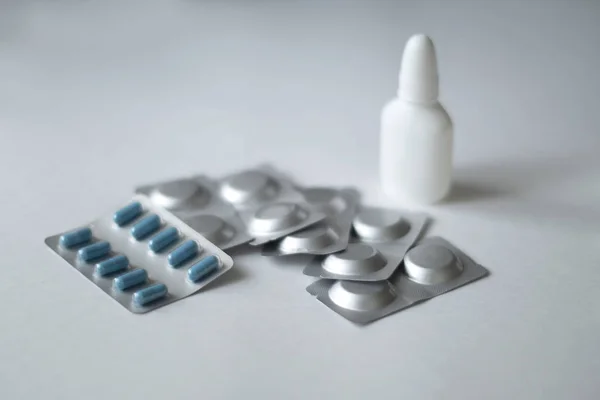 Erkältungs Und Grippemittel Tabletten Blasen Und Nasenspray — Stockfoto