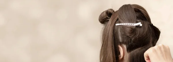 Перукар Вирізає Дівчину Довгим Волоссям Стрижка Довге Волосся Зачіска Довге — стокове фото