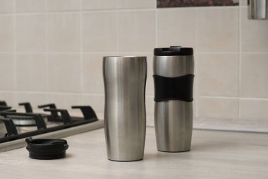 Termal bardaklar masada. Seyahat kupa bir kahve ile.