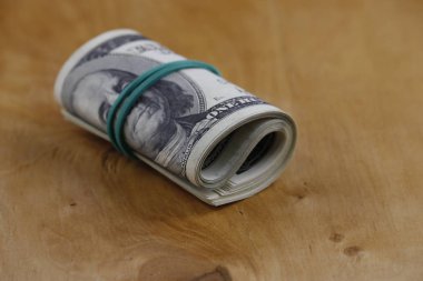 ABD para birimi ile para rulo. 100 dolar faturaları yakın çekim rulo.