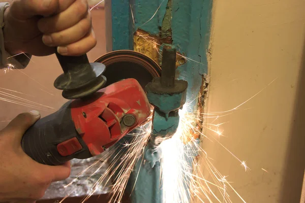 Werknemer Snijden Metaal Met Grinder Vliegende Vonken Tijdens Het Slijpen — Stockfoto