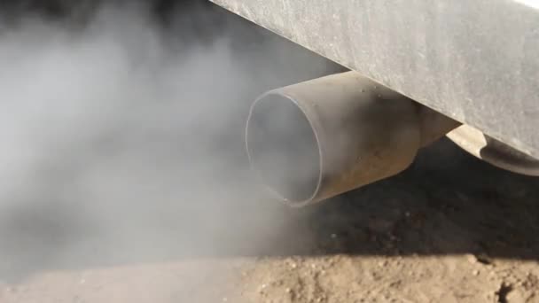 Een Uitlaatpijp Van Een Auto Zendt Grijze Rook Sommige Koelvloeistof — Stockvideo