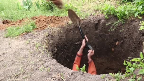 Άνθρωπος Που Σκάβει Μια Βαθιά Τρύπα Ένα Φτυάρι — Αρχείο Βίντεο