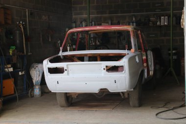 Eski bir arabayı tamir edin. Ön cam, arka cam, araçtan çıkarılan yan camlar.