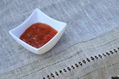 Keten masa örtüsü üzerinde reçel ile tabak