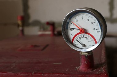 Tahta merkezi ısıtma sisteminin termometresi. Ev ısıtması için modern kazan. Yakacak odun gerekli..