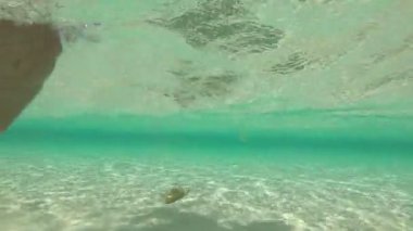 Kadın bacakları sualtı yürüyüş ve adet Rüzgar Sörfü