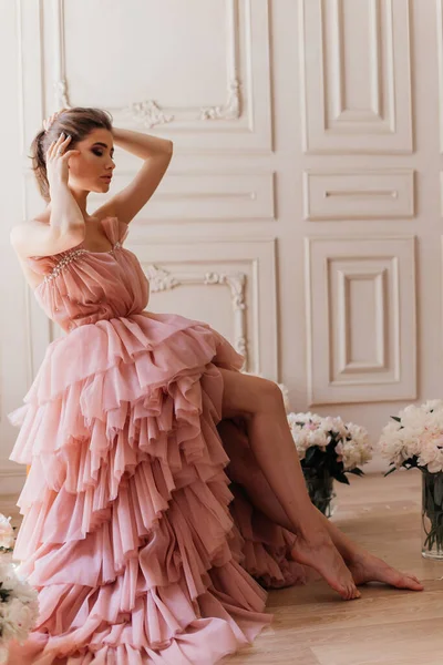 광고하는 스타일의 화실에 의자에 여학생 분홍색 드레스를 조랑말 반지를 맨발로 — 스톡 사진