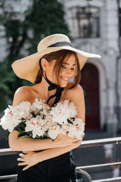 Elegante Ritratto Una Ragazza Balcone Vintage Che Copre Seno Con — Foto Stock