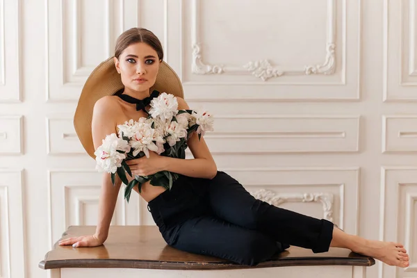 Menina Elegante Cobre Seu Peito Com Peônias Frescas Sentadas Uma — Fotografia de Stock