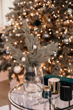 Bir sürü beyaz ışığı ve siyah beyaz süslemeleri olan bir Noel dekoru.