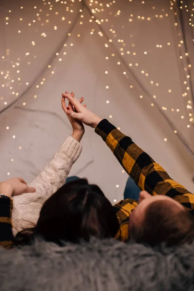 Entrelaçamento Mãos Casal Apaixonado Fundo Das Luzes Natal — Fotografia de Stock