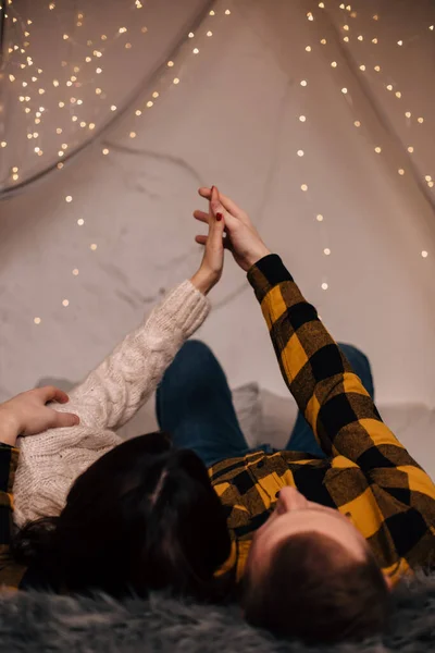 Intertwining Hands Couple Love Background Christmas Lights — Stock Photo, Image