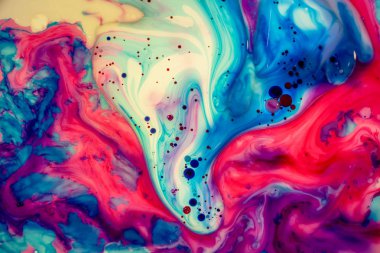 Su arka plan üzerinde renkli desenler