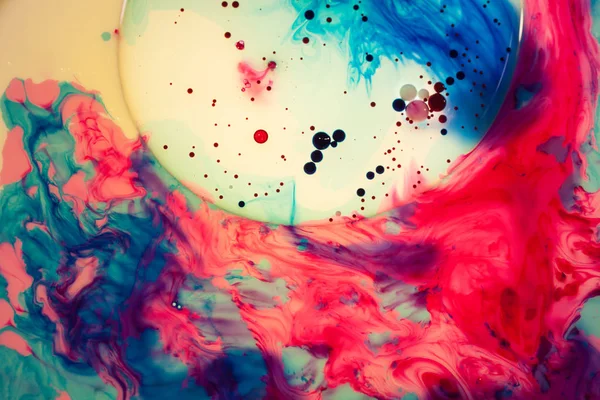 Su arka plan üzerinde renkli desenler