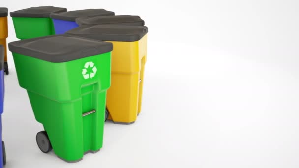 Spousta Barevných Plastových Popelnic Logem Recyklace Vsadil Bílém Pozadí Vsadil — Stock video