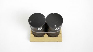 Beyaz arka planda izole edilmiş, ahşap palette yağ sembolü bulunan iki siyah metal varilin üst görüntüsü. Fıçılar bantla bağlanmış, dolgular üstte. Kamera eğim hareketi. 60 fps animasyon.