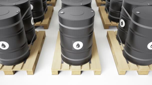 オイルシンボルを持つ多くの黒い金属樽は 木製のパレットに配置されています 白い背景に燃料タンク カメラの台車の動き 上の正面図 ループ可能な無限の60 Fps Cgiアニメーション — ストック動画