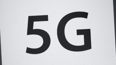 Birçok yeni beyaz kutu cihazlar ya da akıllı telefonlar için beyaz arka planda, 5g sembolü üst kapakta. Yeni teknoloji teslimatı kavramı. Kamera ters zum hareketi. 3d cgi 60 fps animasyon.
