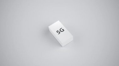 Yeni teknoloji teslimatı kavramı. Beyaz arka planda beyaz karton kutu, cihaz ya da akıllı telefon paketi, üstte 5G sembolü. Kamera yakınlaştırma hareketi, 3g cgi 60 fps animasyon.