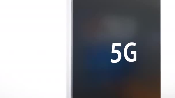 全新的现代智能手机在白色背景上隔离 5G符号在Lcd屏幕上闪烁 提供新技术的概念 Closeup Camera Reverse Zoom Movement Cgi Fps — 图库视频影像