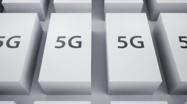 Beyaz arkaplandaki aygıtlar için birçok beyaz parlak kutu, üstteki 5g sembolü. Yeni teknoloji teslimatı kavramı. Kamera kamyonu hareketi. Kusursuz döngü 3d cgi 60 fps animasyon.