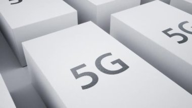 Beyaz arkaplandaki cihazlar için bir sürü parlak beyaz kutu, üstteki 5G sembolü. Yeni teknoloji teslimatı kavramı. Kamera kaidesi ve zoom hareketi. 3d cgi 60 fps animasyon.