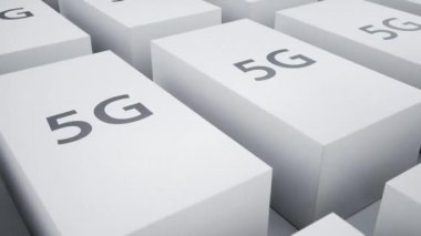 Beyaz arkaplandaki aygıtlar için birçok beyaz parlak kutu, üstteki 5g sembolü. Yeni teknoloji teslimatı kavramı. Kamera kamyonu hareketliliği. Kusursuz döngü 3d cgi 60 fps animasyon.