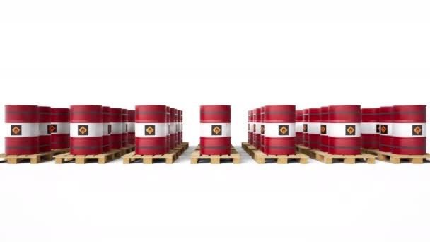 许多红白相间的金属桶在木制货盘上有易燃的标志 白色背景的汽油罐 相机放大运动 Fps动画 — 图库视频影像