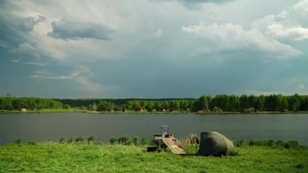 Риболовля на природі рано вранці — стокове відео